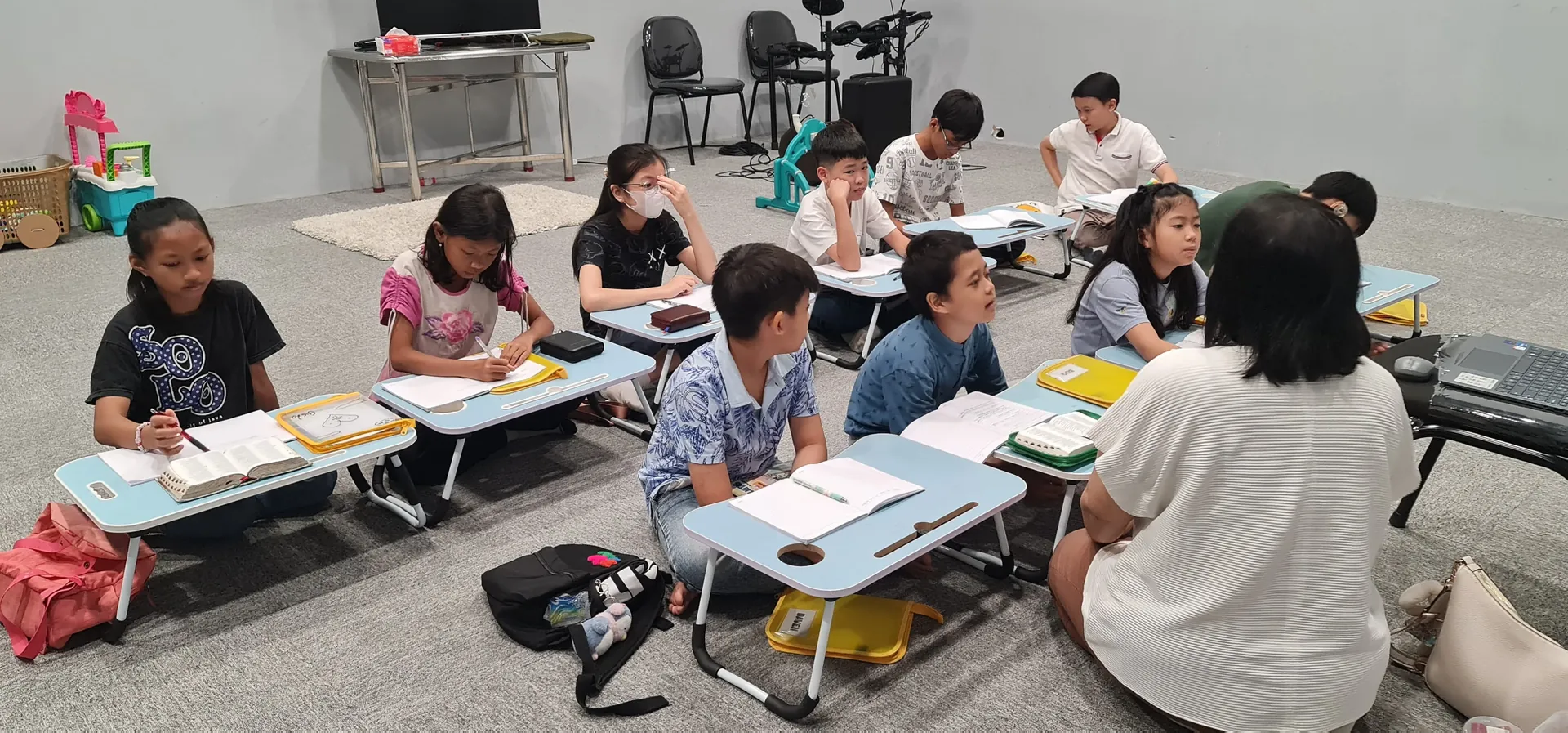 Anak-anak Sekolah Minggu belajar di meja lipat