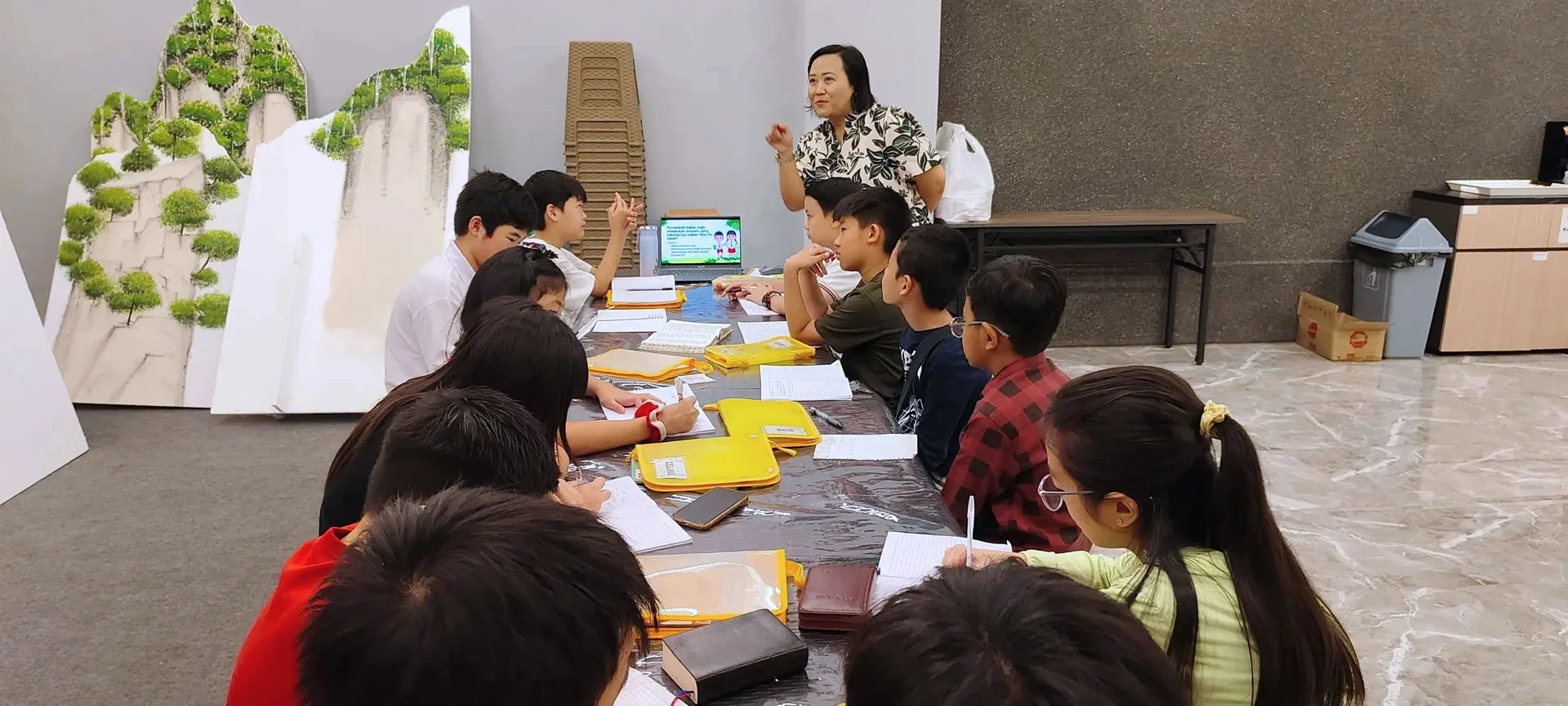 Anak Sekolah Minggu belajar di meja dengan latar scenery