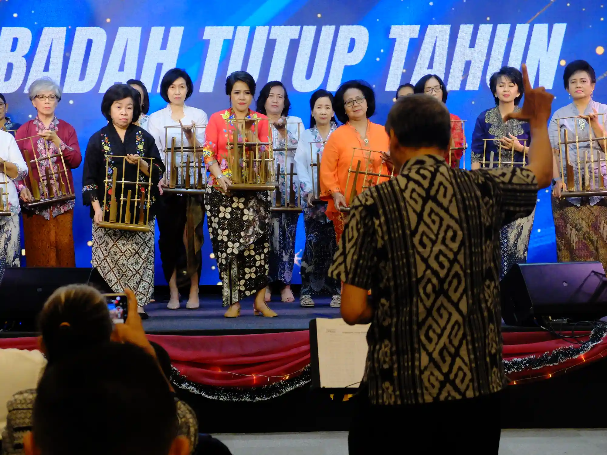 Tim angklung wanita saat pentas tutup tahun