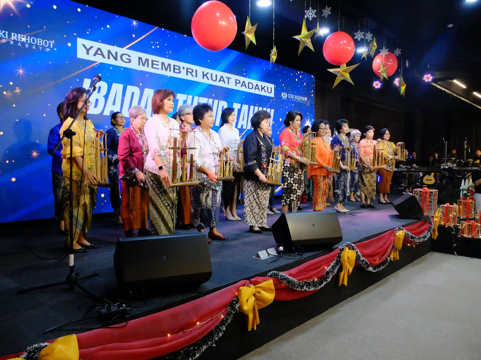 Tim angklung wanita pentas tutup tahun layar lebar