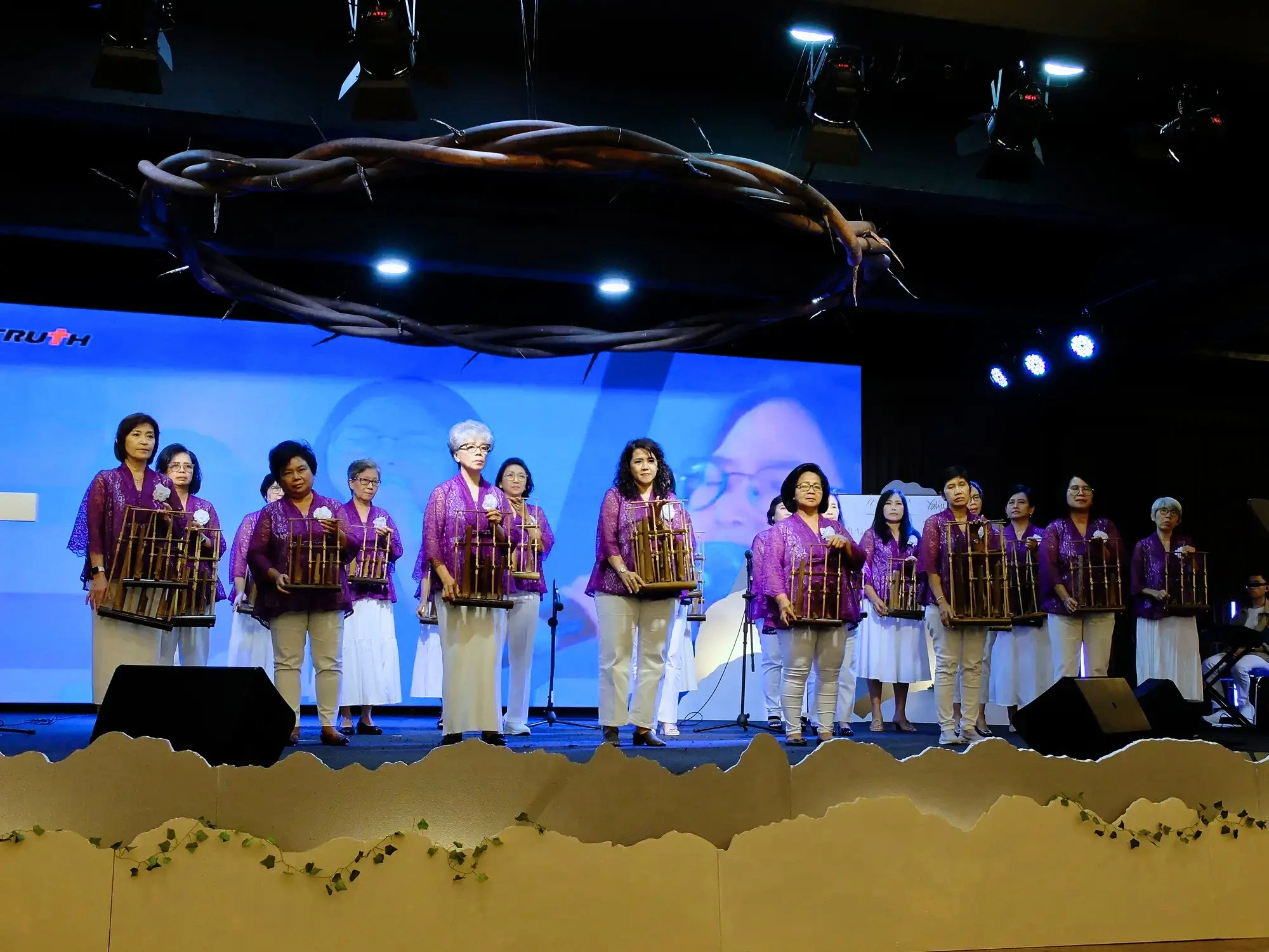 Pemain angklung kebaya ungu