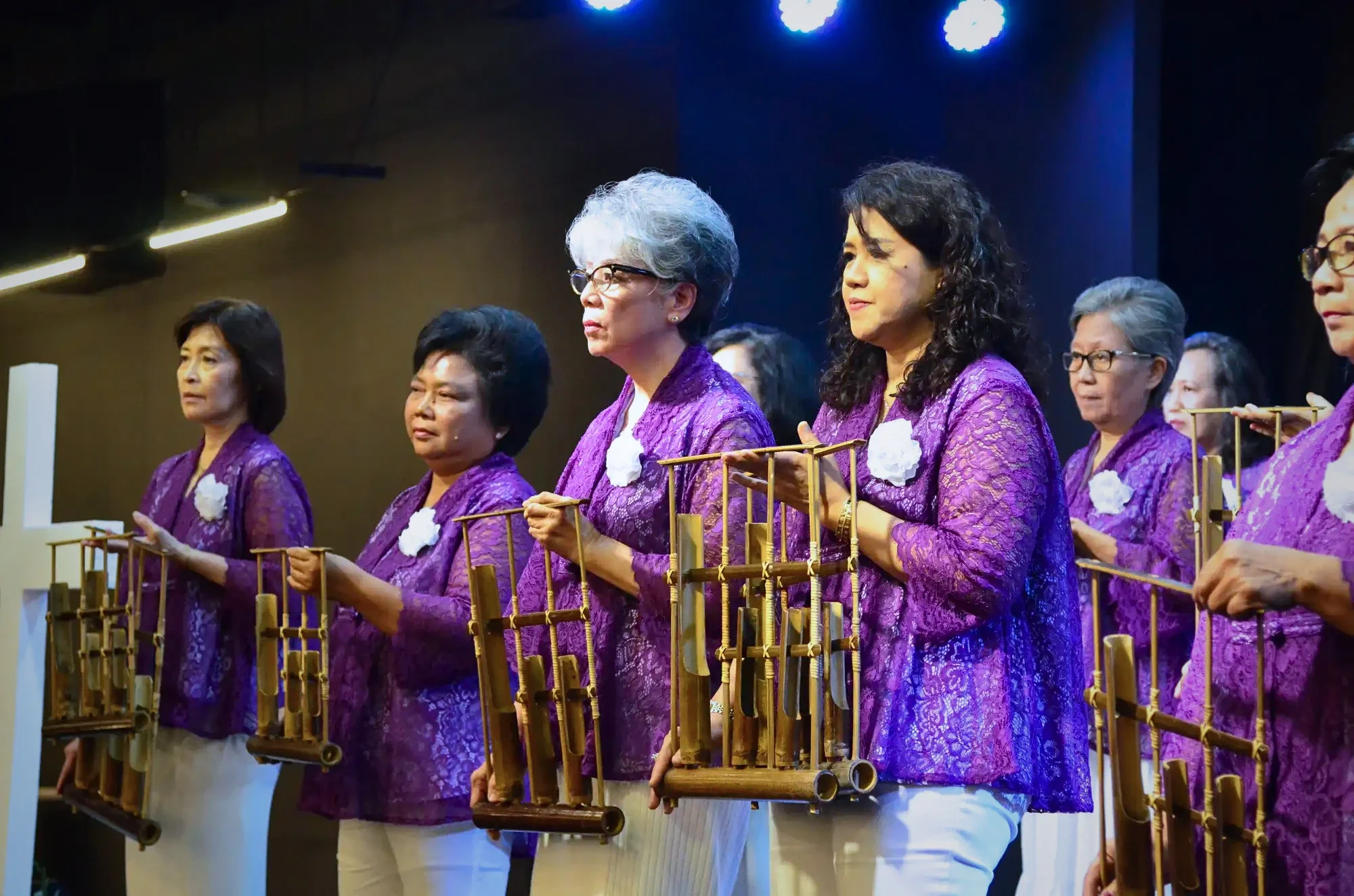 Close up pemain angklung kebaya renda ungu