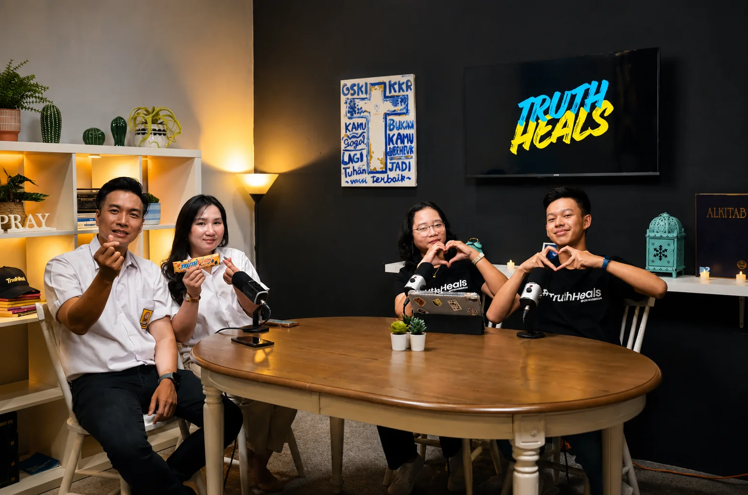 Podcast Truth Heals dengan empat orang di meja oval
