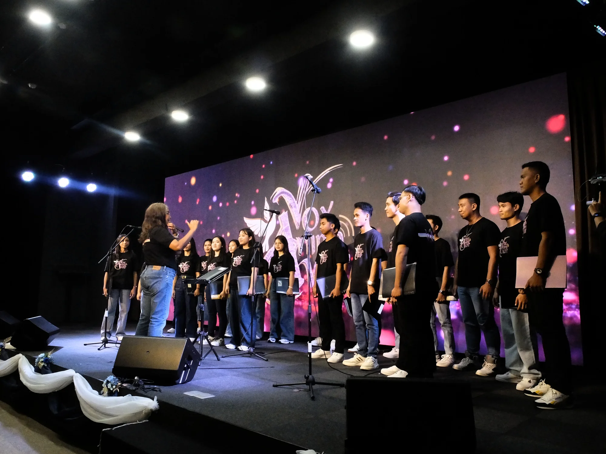 Paduan suara remaja Vox Choir di panggung