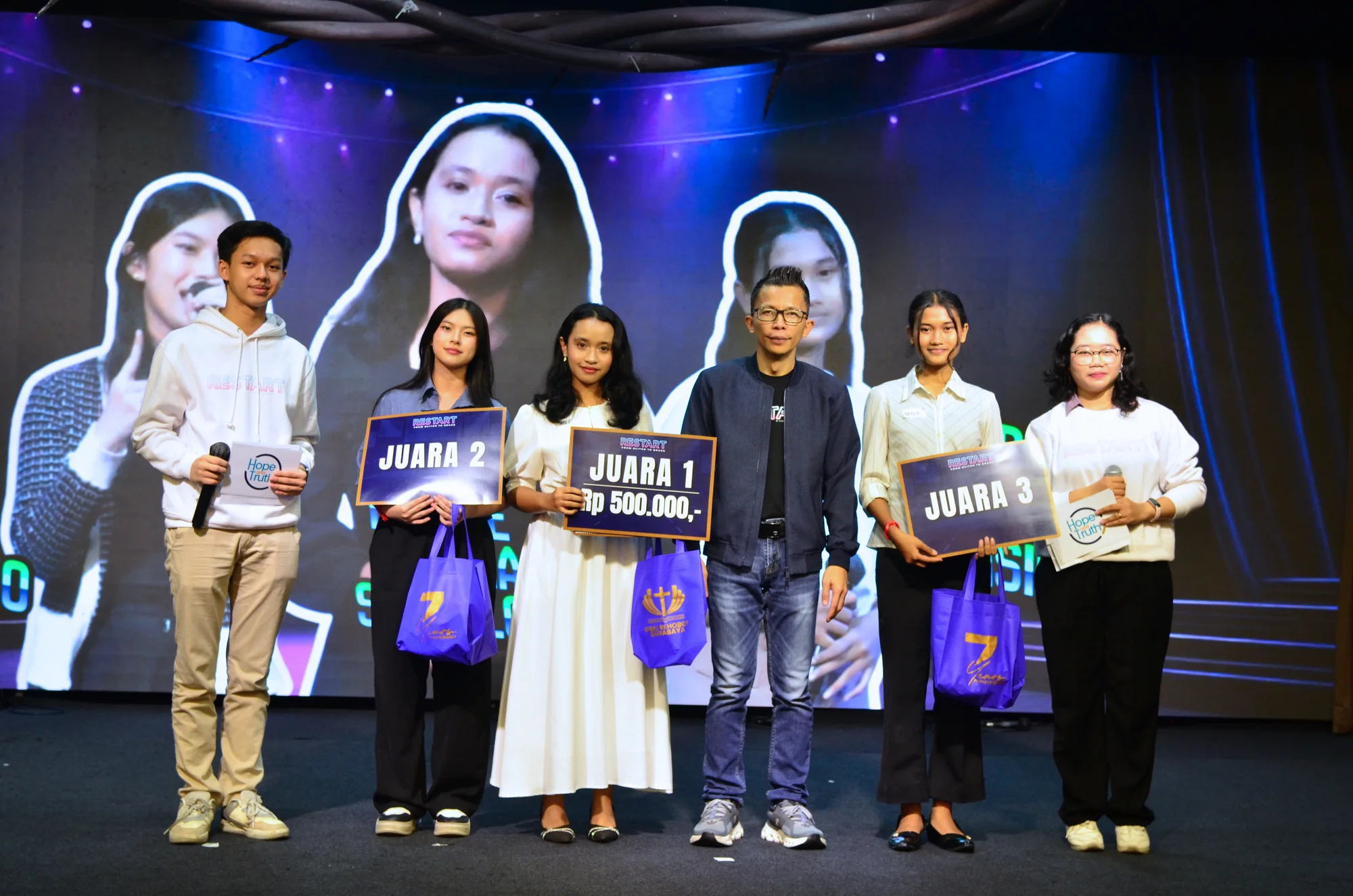 Pemenang juara 1, 2, dan 3 di panggung Solo Vocal Competition Restart