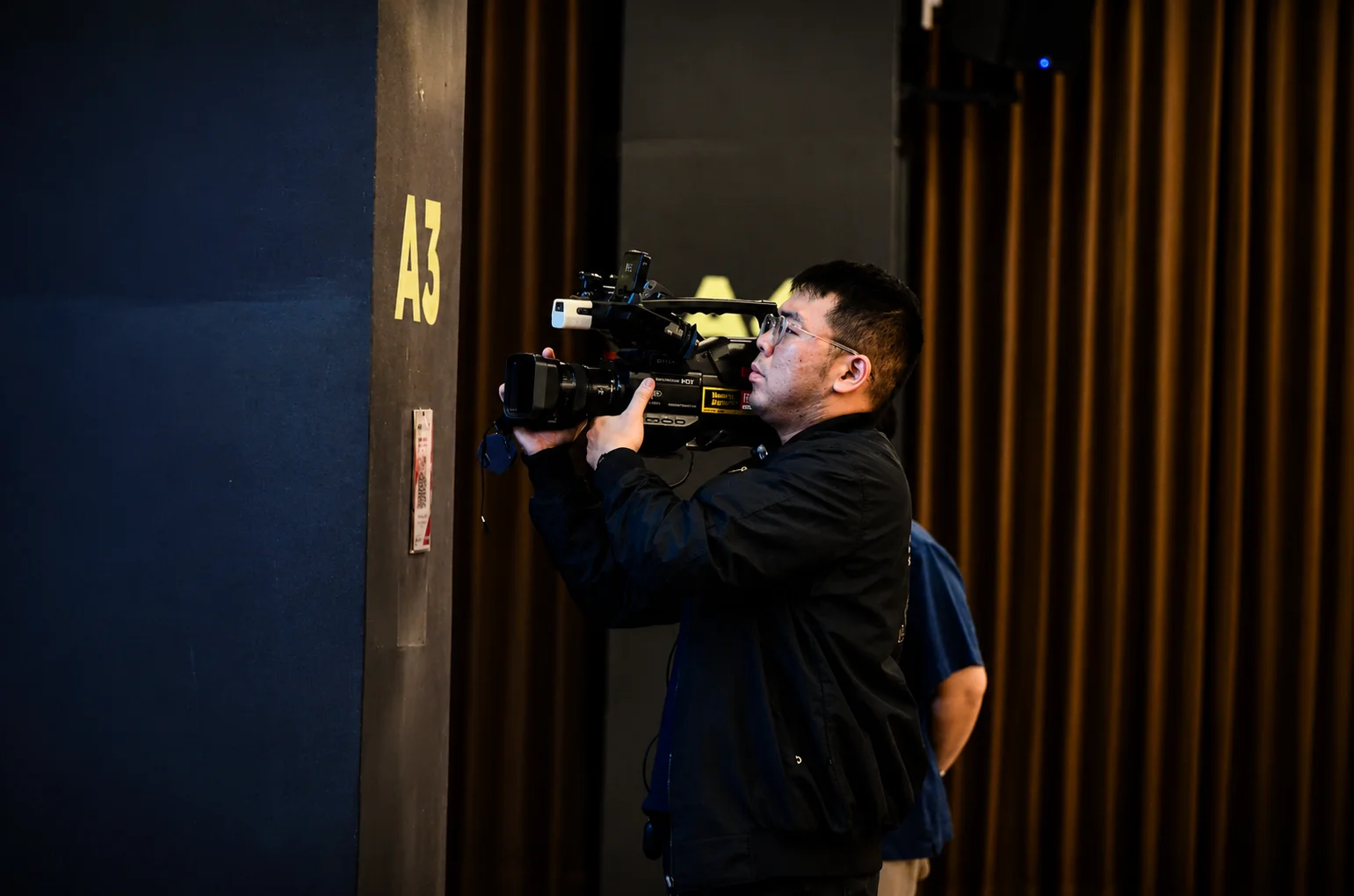 Kameramen multimedia merekam acara ibadah