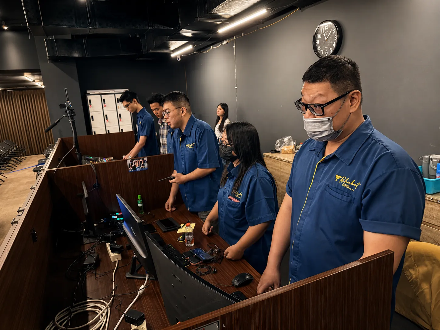 Tim multimedia briefing bersama di control desk
