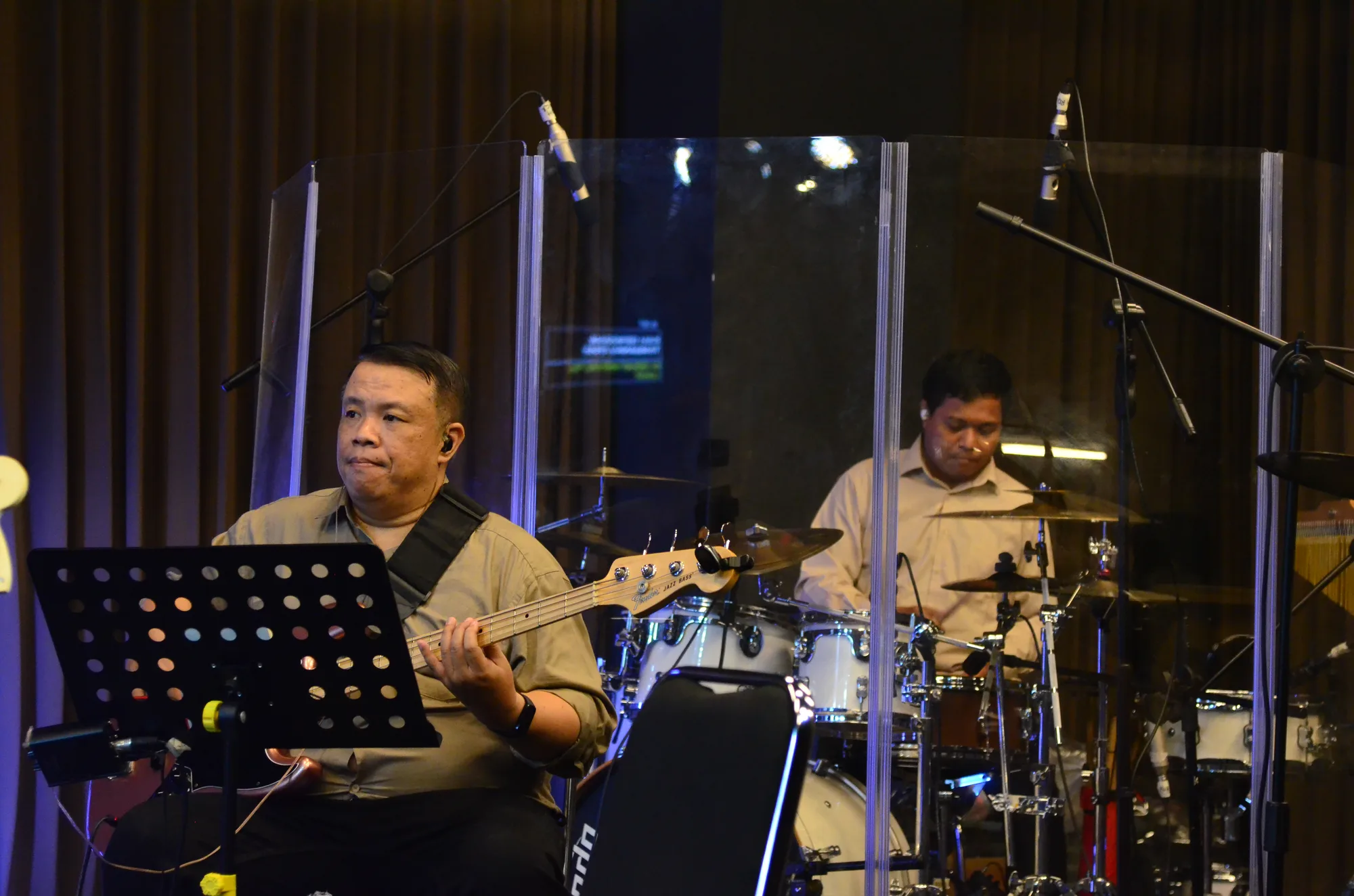 Bassist dan drummer