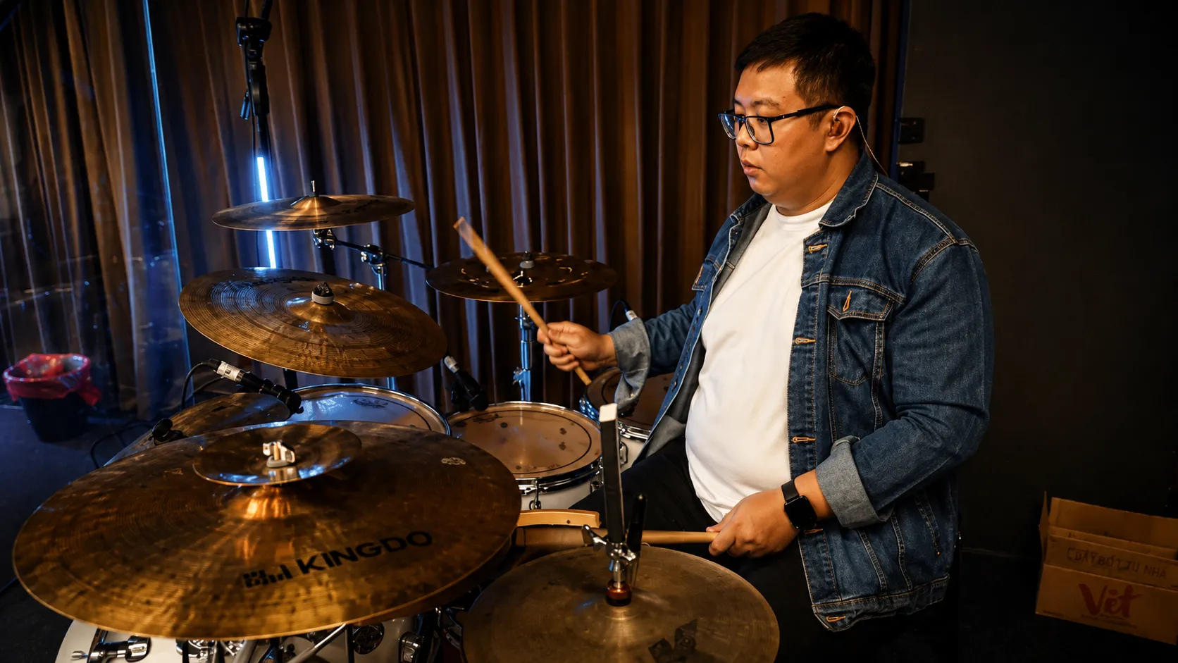 Drummer pria denim di studio