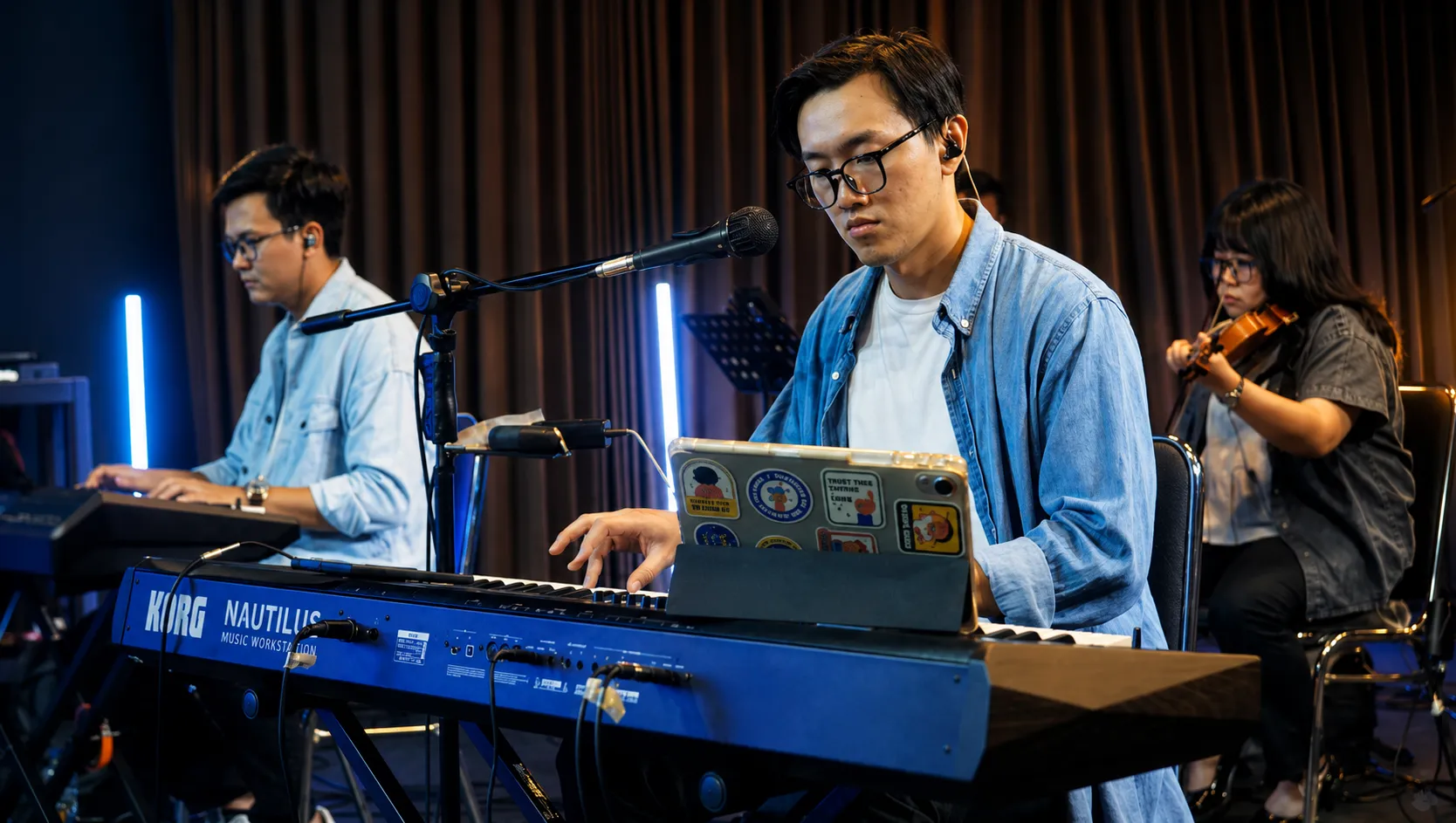 Duo pianist Korg dengan biola studio
