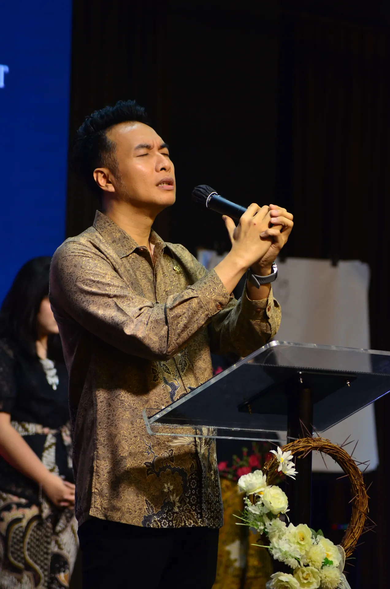 Pdp. Yoga (Wakil Gembala) memimpin doa