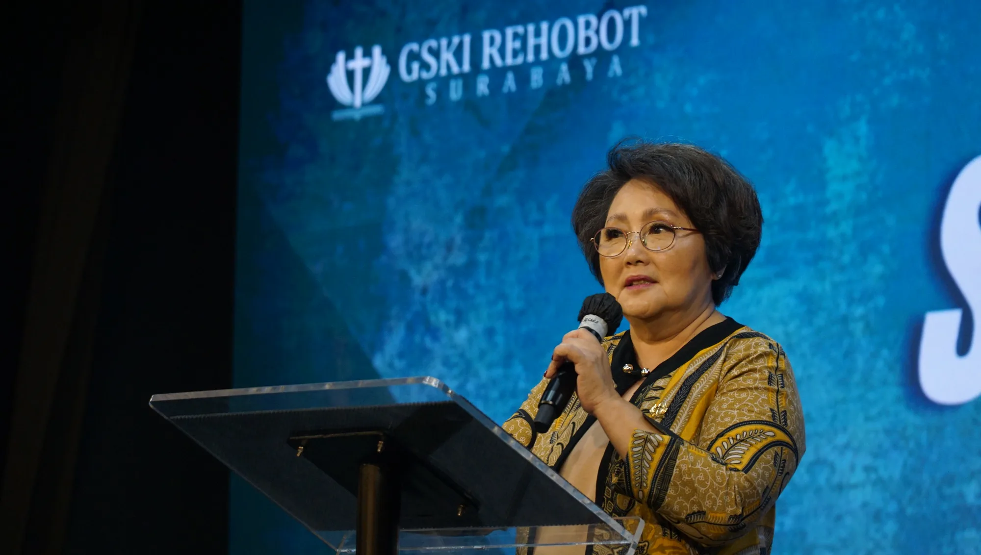 Pdt. Esther Natasaputra berkhotbah di GSKI Rehobot Surabaya