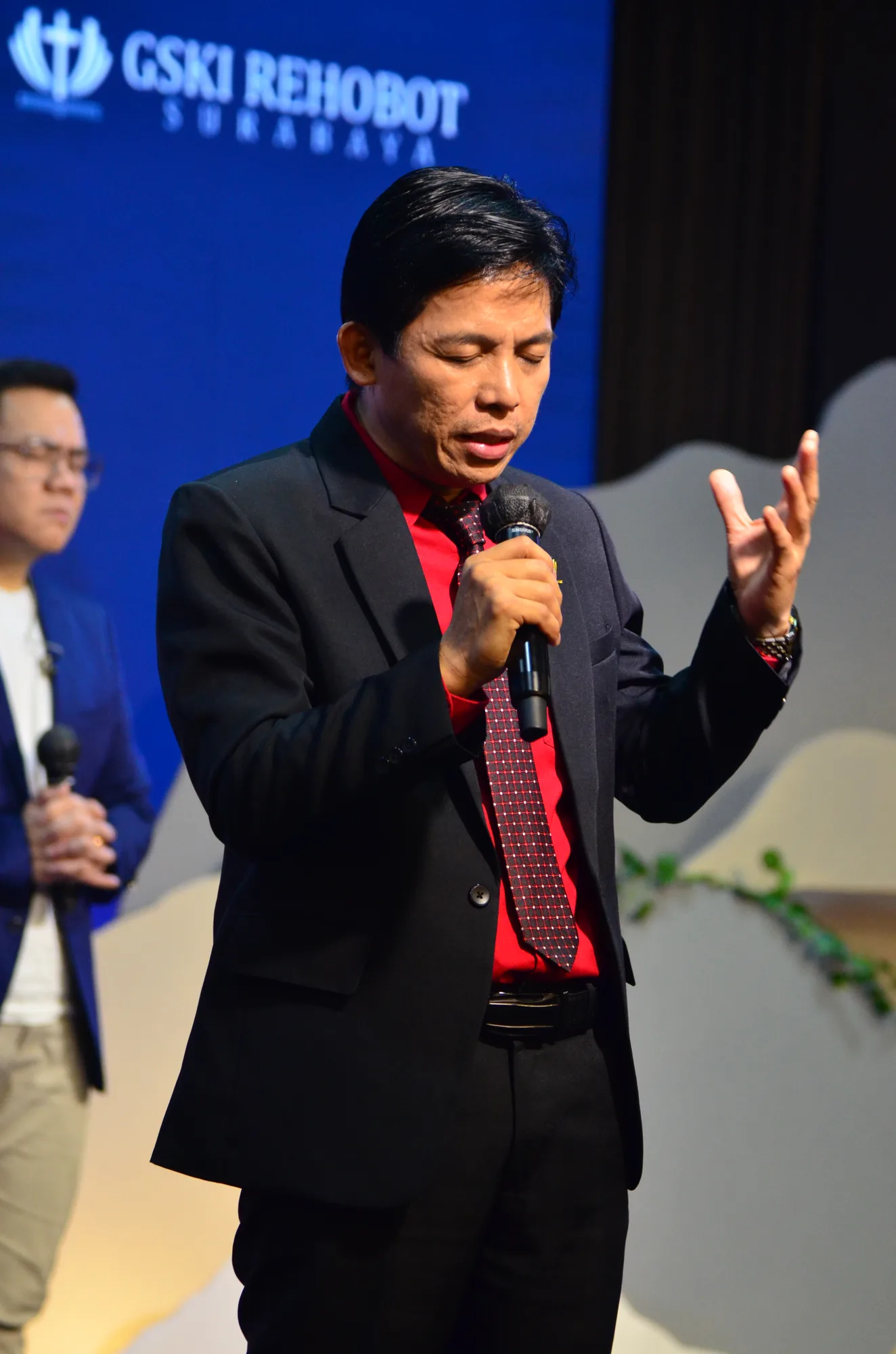 Pdt. Maikel Maramis di mimbar