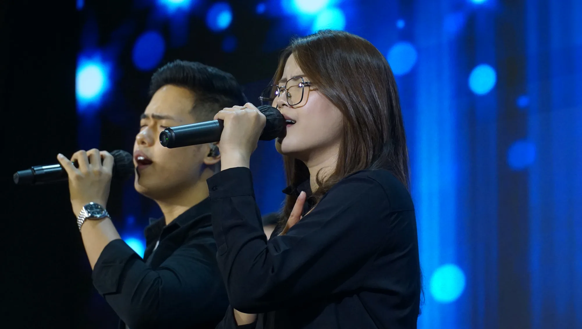 Duet pria wanita worship