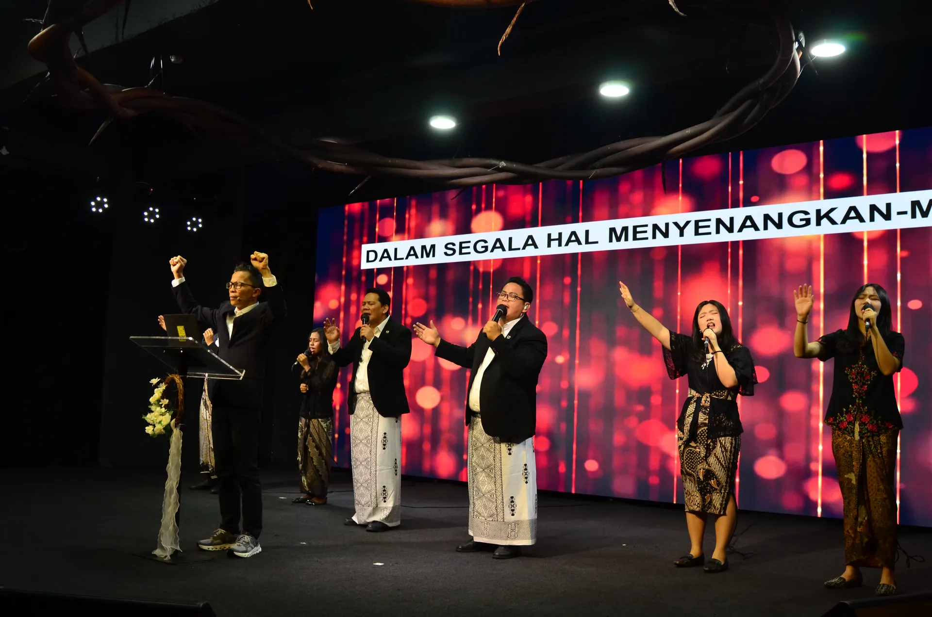 Worship team menyanyikan Dalam Segala Hal Menyenangkan-Mu