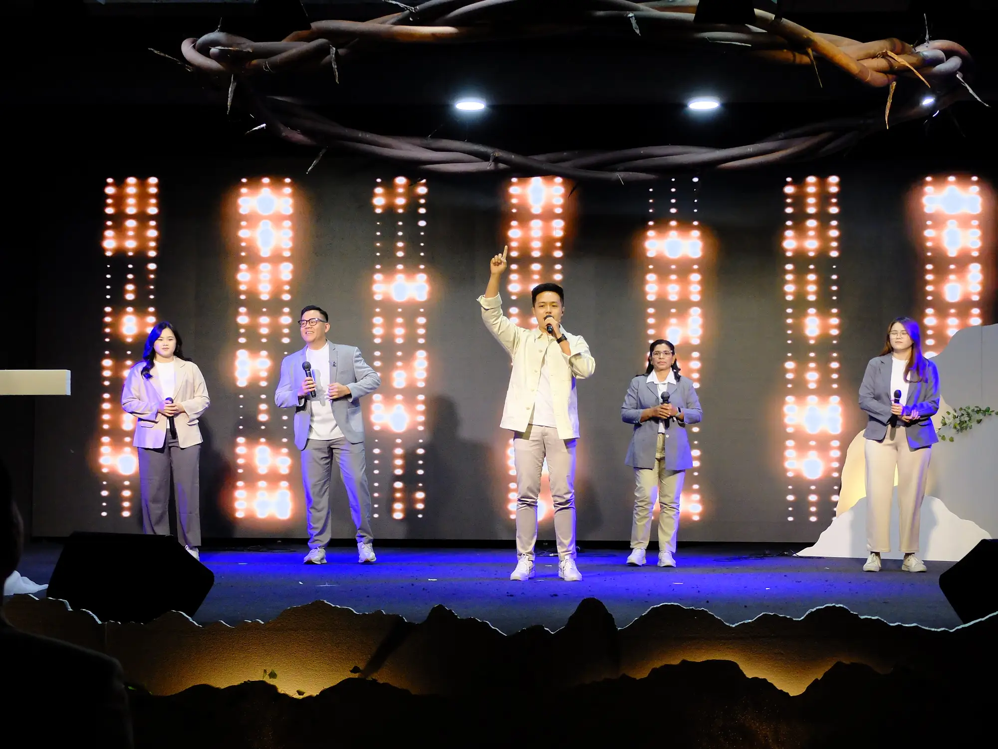Worship team dengan latar LED oranye