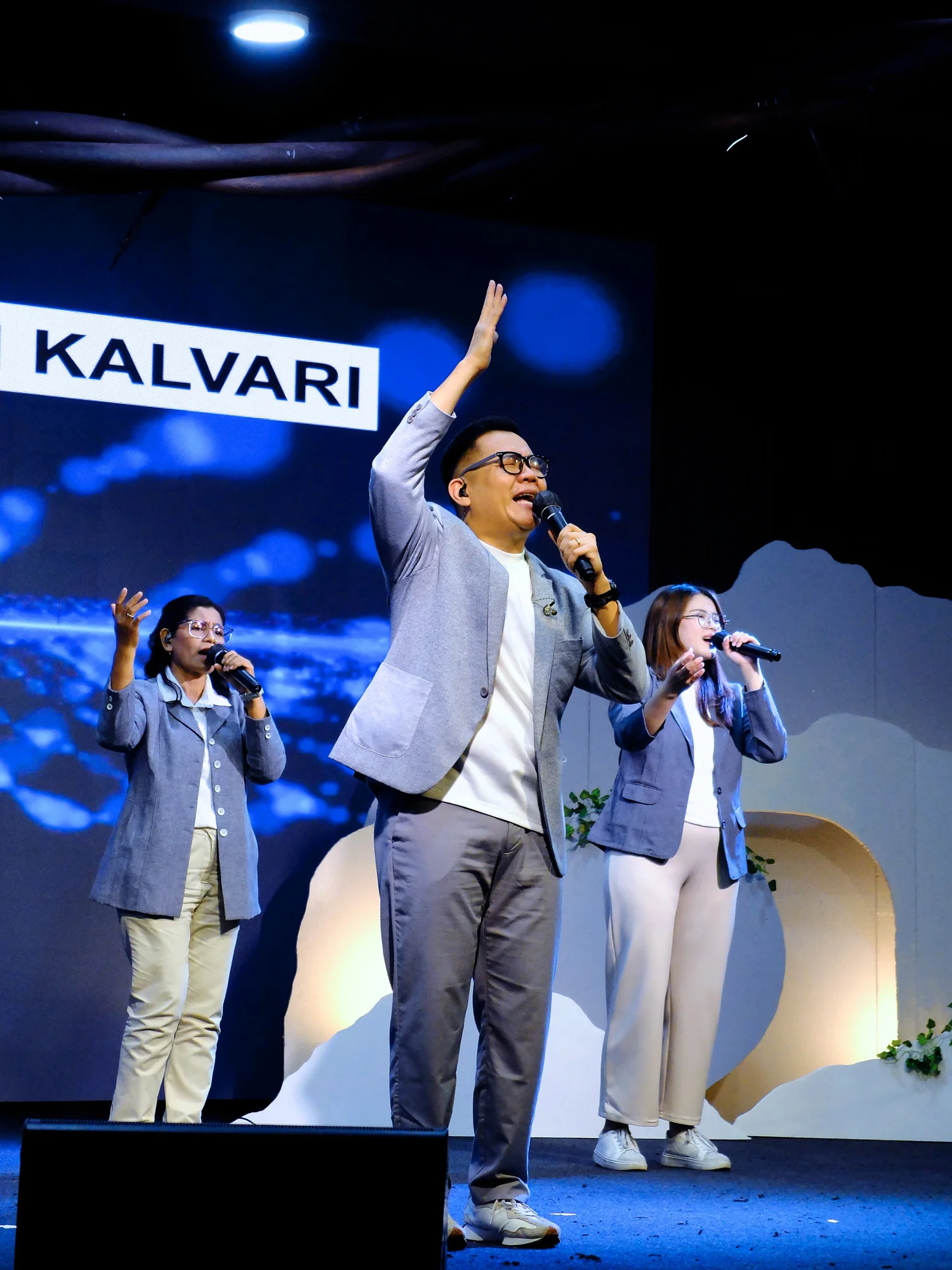 Trio worship dengan layar Kalvari