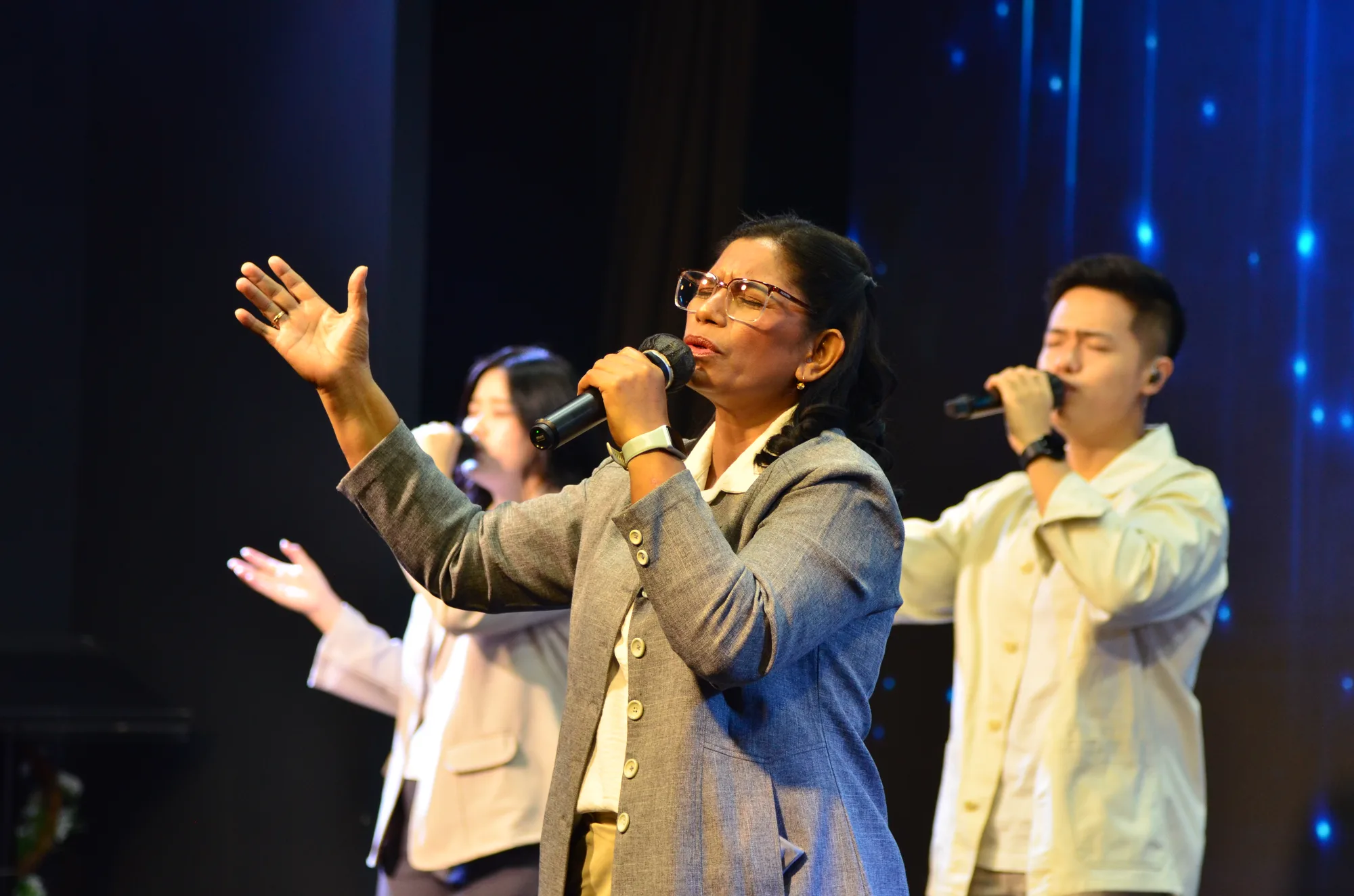 Trio worship dengan kostum abu
